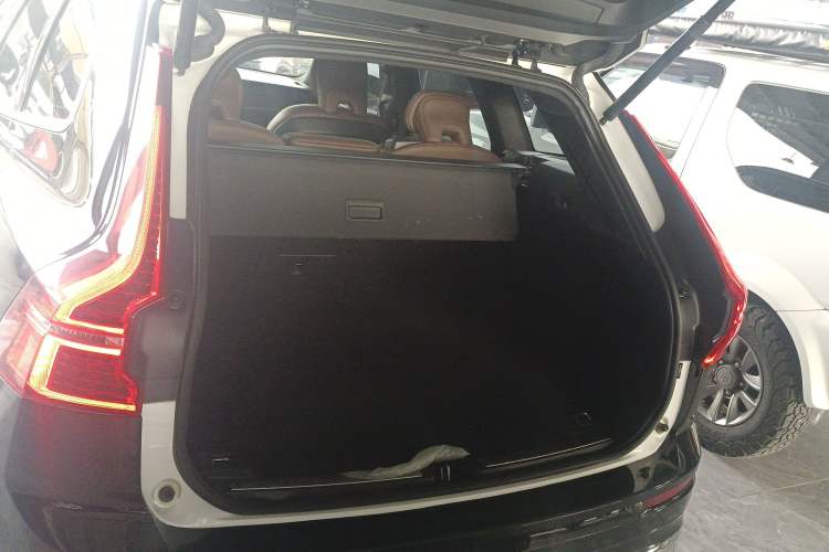 Used Volvo XC60 New Energy 2022 T8 Plug-in Hybrid All-Wheel Drive Smart Luxury Edition Trunk