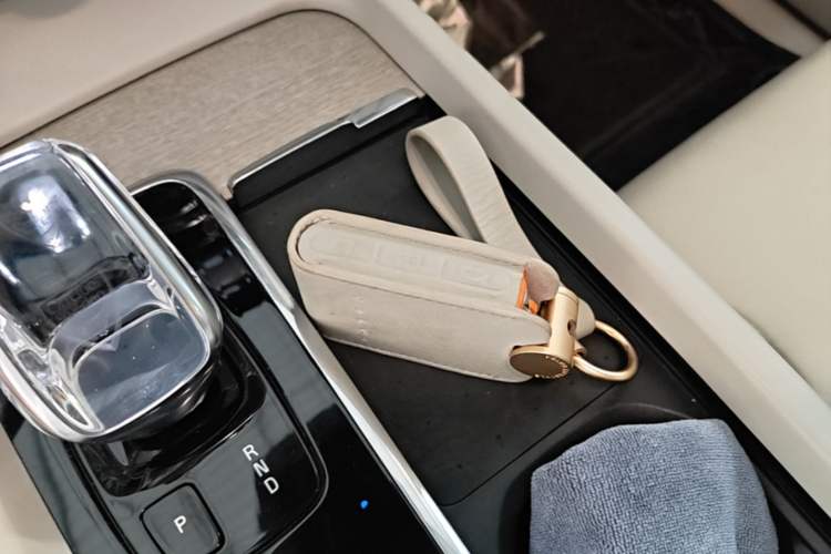 Used Volvo XC60 New Energy 2022 T8 Plug-in Hybrid Long-Range All-Wheel Drive Zhiyuan Luxury Edition Vehicle Key