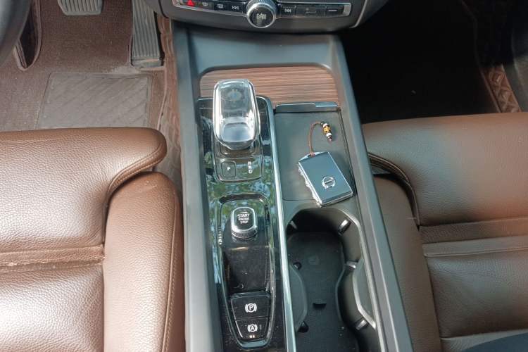 Used Volvo XC60 New Energy 2022 T8 Plug-in Hybrid All-Wheel Drive Smart Luxury Edition Gear Lever