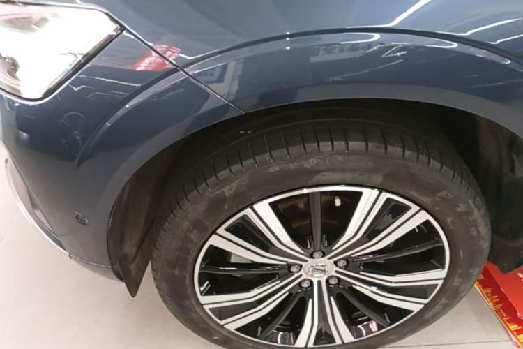 Used Volvo XC60 New Energy 2022 T8 Plug-in Hybrid All-Wheel Drive Smart Luxury Edition Left Front Wheel Hub