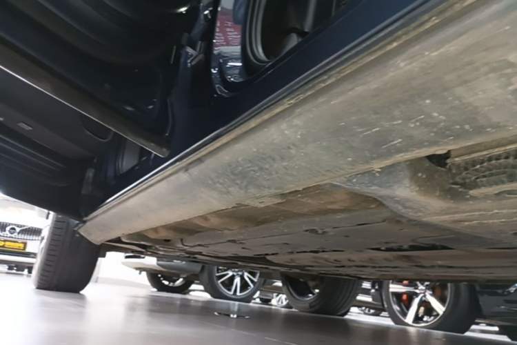 Used Volvo XC60 New Energy 2022 T8 Plug-in Hybrid All-Wheel Drive Smart Luxury Edition Left Side Sill