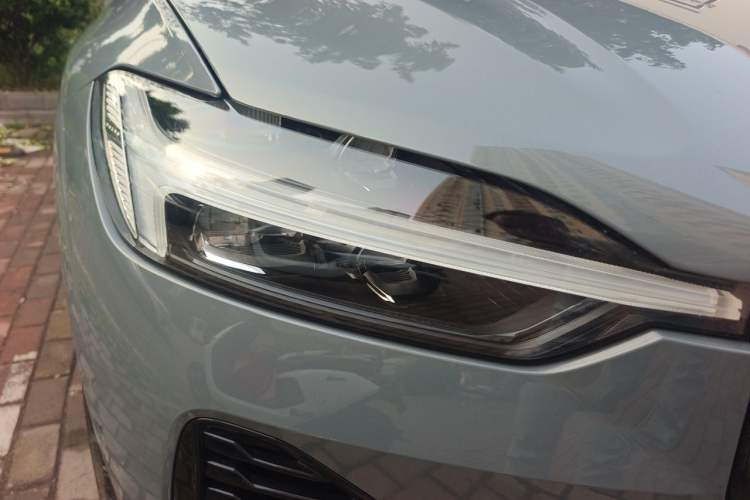 Used Volvo XC60 New Energy 2022 T8 Plug-in Hybrid All-Wheel Drive Zhiyuan Sport Edition Right Front Headlight