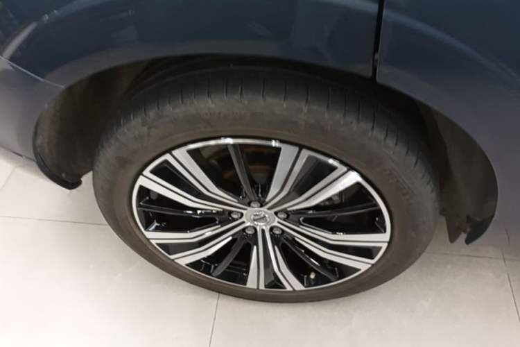 Used Volvo XC60 New Energy 2022 T8 Plug-in Hybrid All-Wheel Drive Smart Luxury Edition Right Rear Wheel Hub