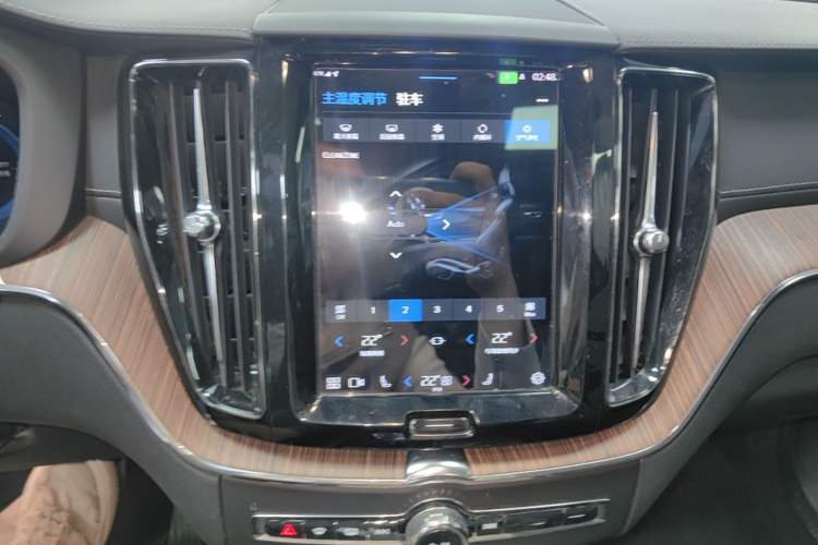 Used Volvo XC60 New Energy 2022 T8 Plug-in Hybrid All-Wheel Drive Smart Luxury Edition Audio And AC Panel