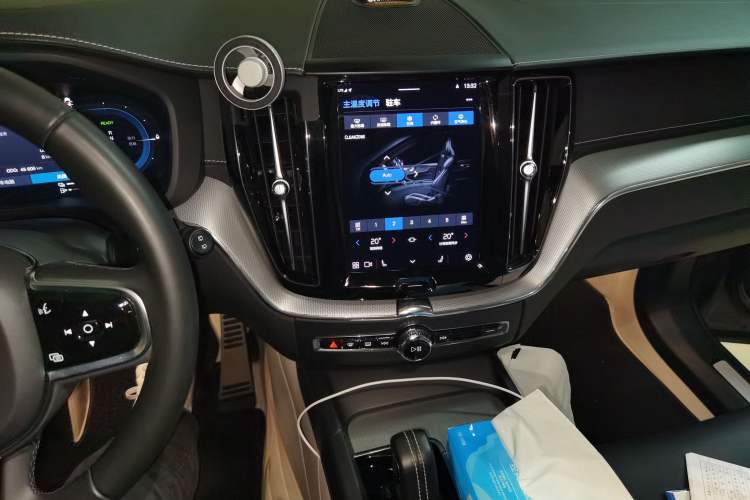Used Volvo XC60 New Energy 2022 T8 Plug-in Hybrid Long-Range All-Wheel Drive Zhiyuan Sport Edition Audio And AC Panel