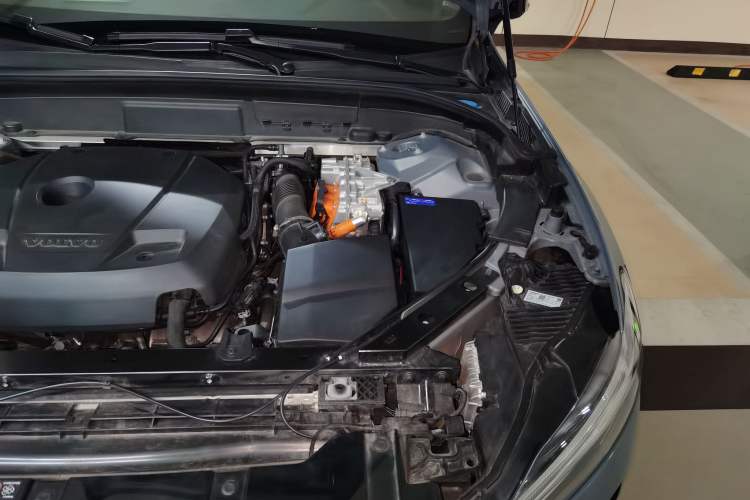 Used Volvo XC60 New Energy 2022 T8 Plug-in Hybrid Long-Range All-Wheel Drive Zhiyuan Sport Edition Engine Bay Left