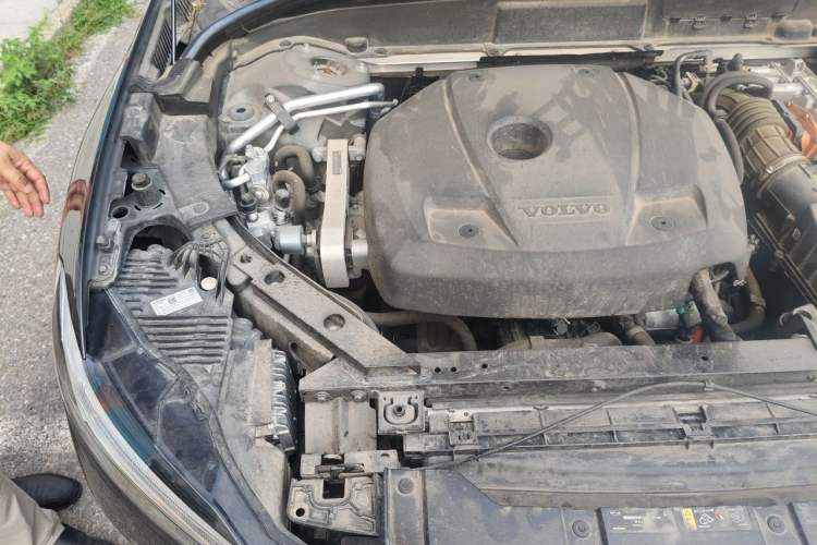 Used Volvo XC60 New Energy 2022 T8 Plug-in Hybrid All-Wheel Drive Smart Luxury Edition Engine Bay Right