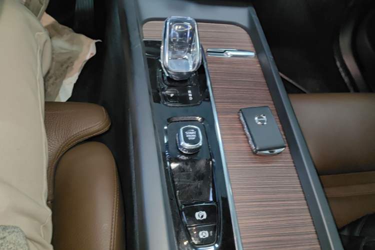 Used Volvo XC60 New Energy 2022 T8 Plug-in Hybrid All-Wheel Drive Smart Luxury Edition Gear Lever