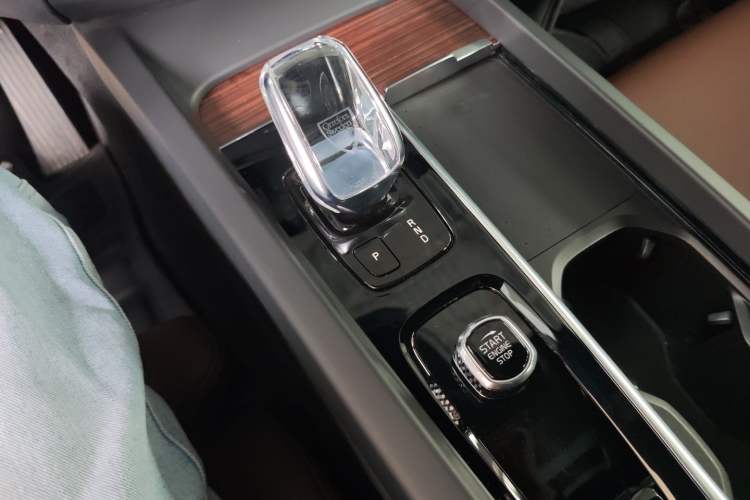 Used Volvo XC60 New Energy 2022 T8 Plug-in Hybrid All-Wheel Drive Smart Luxury Edition Gear Lever
