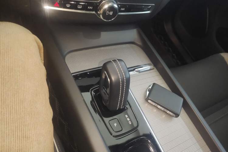 Used Volvo XC60 New Energy 2022 T8 Plug-in Hybrid All-Wheel Drive Zhiyuan Sport Edition Gear Lever