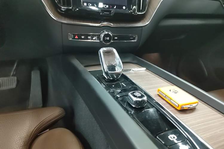 Used Volvo XC60 New Energy 2022 T8 Plug-in Hybrid All-Wheel Drive Smart Luxury Edition Gear Lever