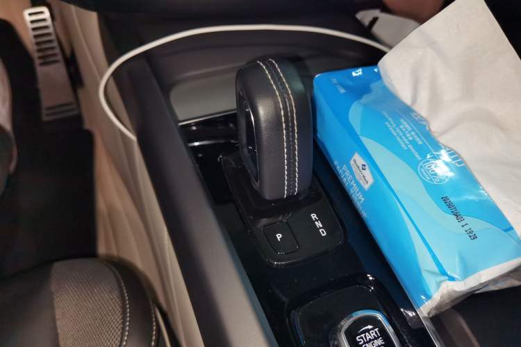 Used Volvo XC60 New Energy 2022 T8 Plug-in Hybrid Long-Range All-Wheel Drive Zhiyuan Sport Edition Gear Lever