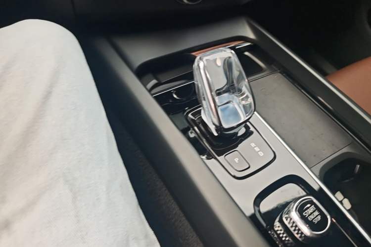 Used Volvo XC60 New Energy 2022 T8 Plug-in Hybrid Long-Range All-Wheel Drive Zhiyuan Luxury Edition Gear Lever
