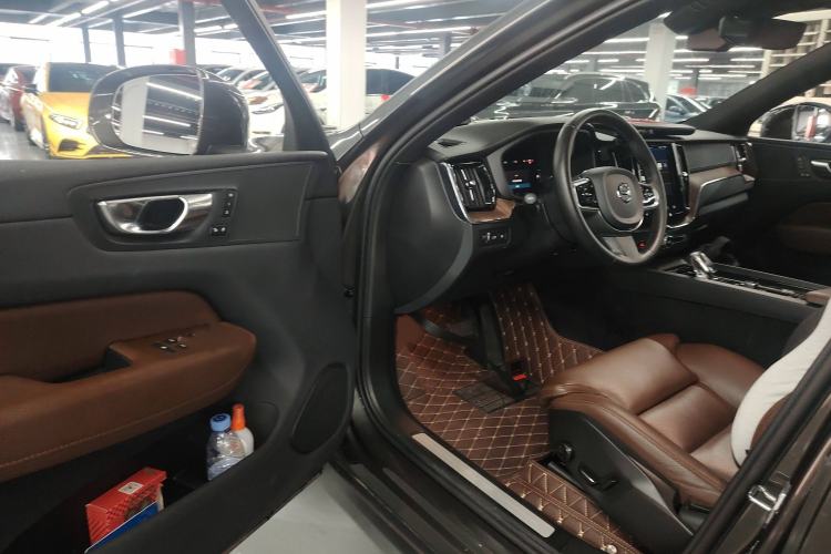 Used Volvo XC60 New Energy 2022 T8 Plug-in Hybrid All-Wheel Drive Smart Luxury Edition Interior 3
