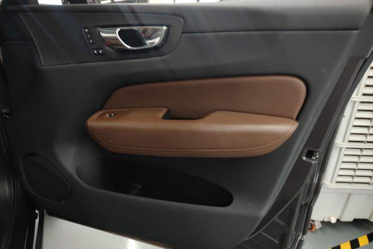 Used Volvo XC60 New Energy 2022 T8 Plug-in Hybrid All-Wheel Drive Smart Luxury Edition Interior 5