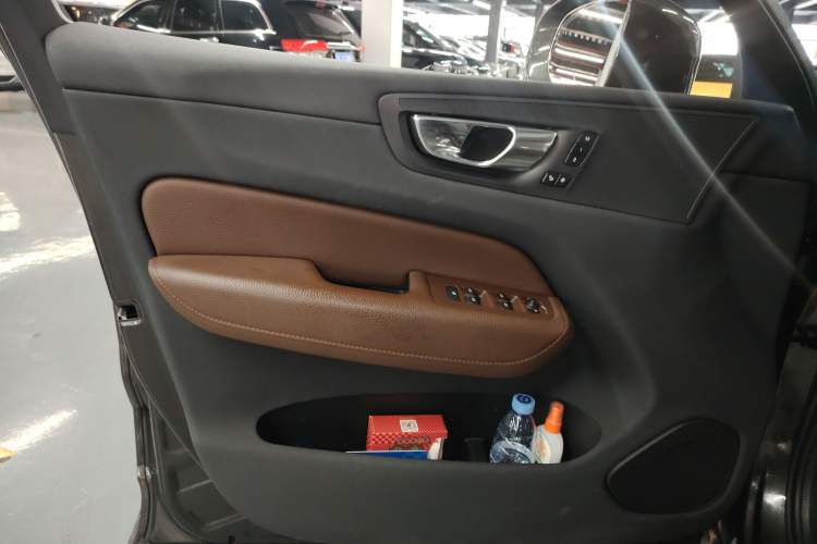 Used Volvo XC60 New Energy 2022 T8 Plug-in Hybrid All-Wheel Drive Smart Luxury Edition Interior 7