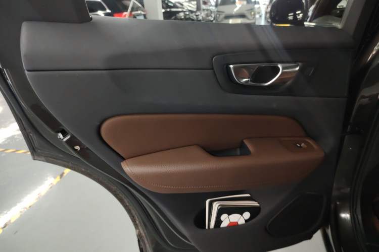 Used Volvo XC60 New Energy 2022 T8 Plug-in Hybrid All-Wheel Drive Smart Luxury Edition Interior 8