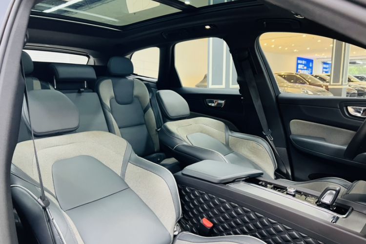 Used Volvo XC60 New Energy 2022 T8 Plug-in Hybrid All-Wheel Drive Zhiyuan Sport Edition Interior 9
