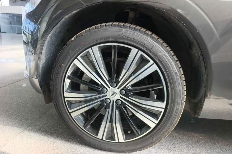 Used Volvo XC60 New Energy 2022 T8 Plug-in Hybrid All-Wheel Drive Smart Luxury Edition Left Front Wheel Hub