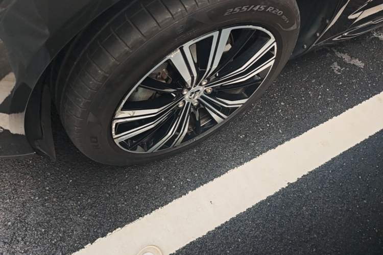 Used Volvo XC60 New Energy 2022 T8 Plug-in Hybrid Long-Range All-Wheel Drive Zhiyuan Luxury Edition Left Front Wheel Hub