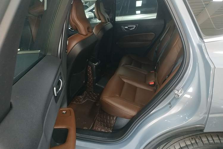 Used Volvo XC60 New Energy 2022 T8 Plug-in Hybrid All-Wheel Drive Smart Luxury Edition Left Rear Seat