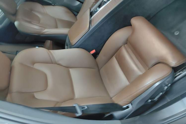 Used Volvo XC60 New Energy 2022 T8 Plug-in Hybrid All-Wheel Drive Smart Luxury Edition Right Front Seat