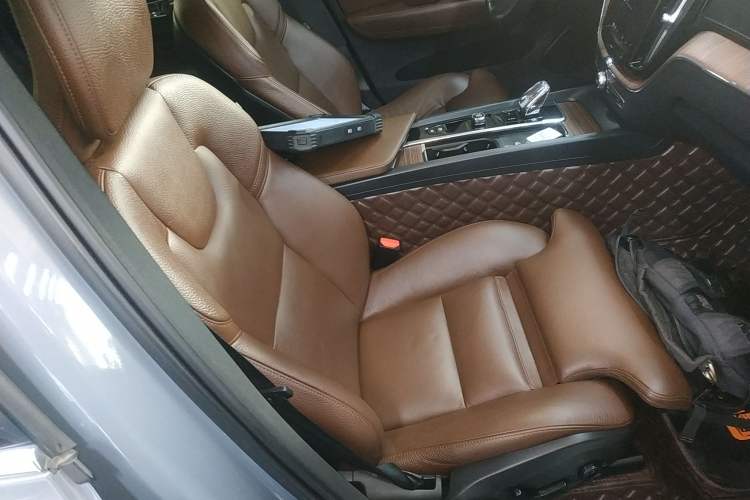 Used Volvo XC60 New Energy 2022 T8 Plug-in Hybrid All-Wheel Drive Smart Luxury Edition Right Front Seat