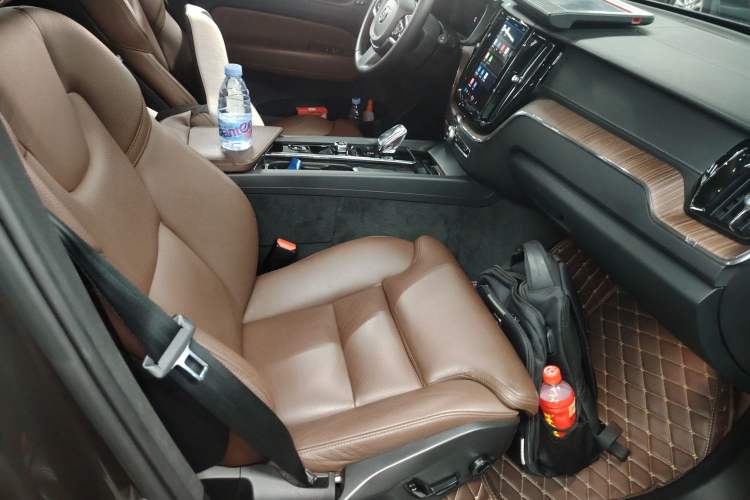 Used Volvo XC60 New Energy 2022 T8 Plug-in Hybrid All-Wheel Drive Smart Luxury Edition Right Front Seat