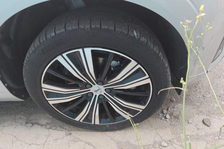 Used Volvo XC60 New Energy 2022 T8 Plug-in Hybrid All-Wheel Drive Smart Luxury Edition Right Front Wheel Hub