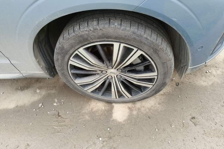 Used Volvo XC60 New Energy 2022 T8 Plug-in Hybrid All-Wheel Drive Smart Luxury Edition Right Front Wheel Hub