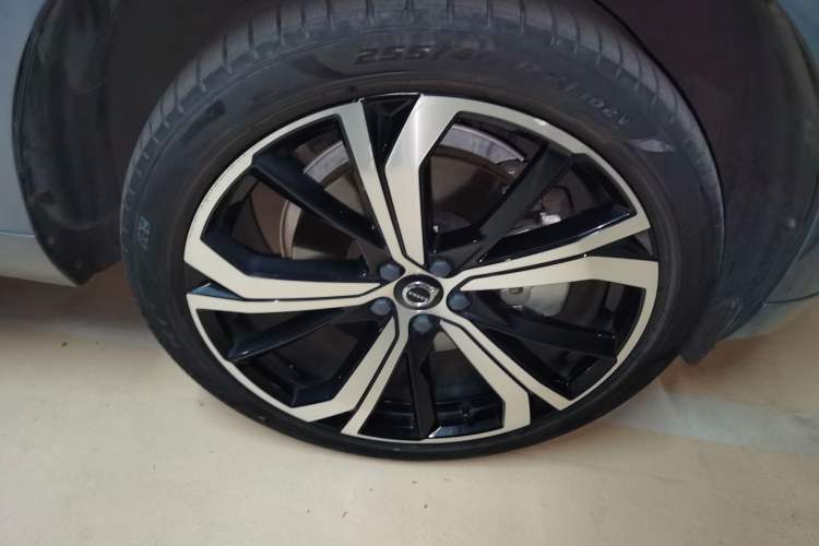 Used Volvo XC60 New Energy 2022 T8 Plug-in Hybrid Long-Range All-Wheel Drive Zhiyuan Sport Edition Right Front Wheel Hub