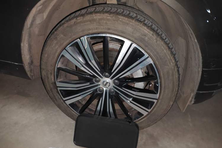 Used Volvo XC60 New Energy 2022 T8 Plug-in Hybrid All-Wheel Drive Smart Luxury Edition Right Front Wheel Hub