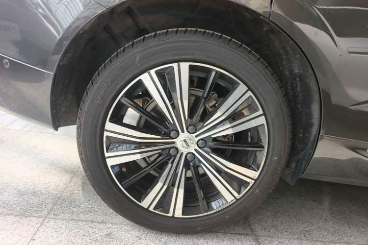 Used Volvo XC60 New Energy 2022 T8 Plug-in Hybrid All-Wheel Drive Smart Luxury Edition Right Rear Wheel Hub