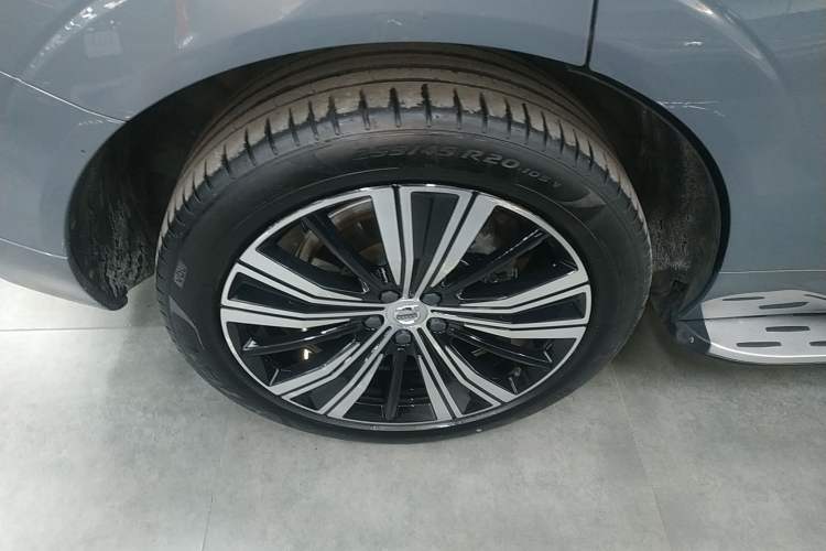 Used Volvo XC60 New Energy 2022 T8 Plug-in Hybrid All-Wheel Drive Smart Luxury Edition Right Rear Wheel Hub