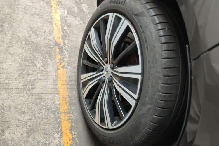 Used Volvo XC60 New Energy 2022 T8 Plug-in Hybrid All-Wheel Drive Smart Luxury Edition Right Rear Wheel Hub