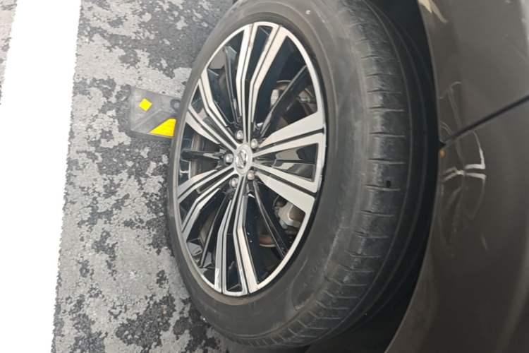 Used Volvo XC60 New Energy 2022 T8 Plug-in Hybrid Long-Range All-Wheel Drive Zhiyuan Luxury Edition Right Rear Wheel Hub