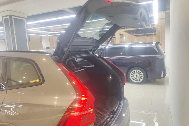 Used Volvo XC60 New Energy 2022 T8 Plug-in Hybrid All-Wheel Drive Zhiyuan Sport Edition Trunk