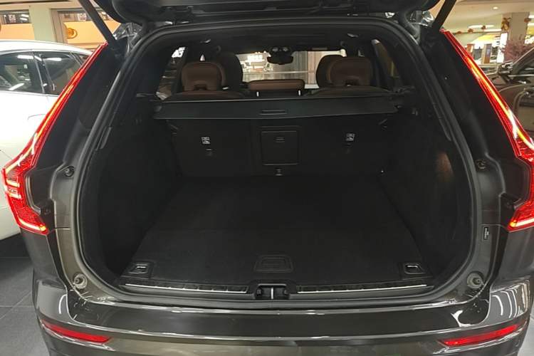 Used Volvo XC60 New Energy 2022 T8 Plug-in Hybrid All-Wheel Drive Smart Luxury Edition Trunk