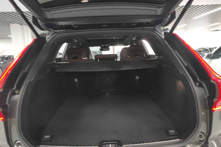 Used Volvo XC60 New Energy 2022 T8 Plug-in Hybrid All-Wheel Drive Smart Luxury Edition Trunk