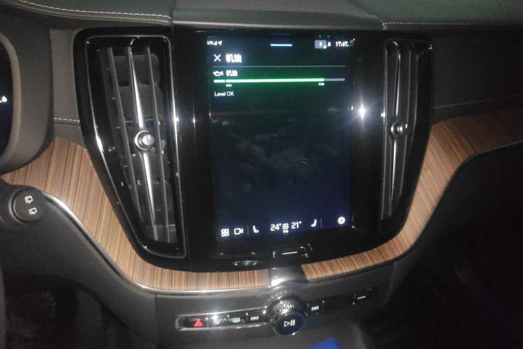 Used Volvo XC60 New Energy 2022 T8 Plug-in Hybrid Long-Range All-Wheel Drive Zhiyuan Luxury Edition Audio And AC Panel
