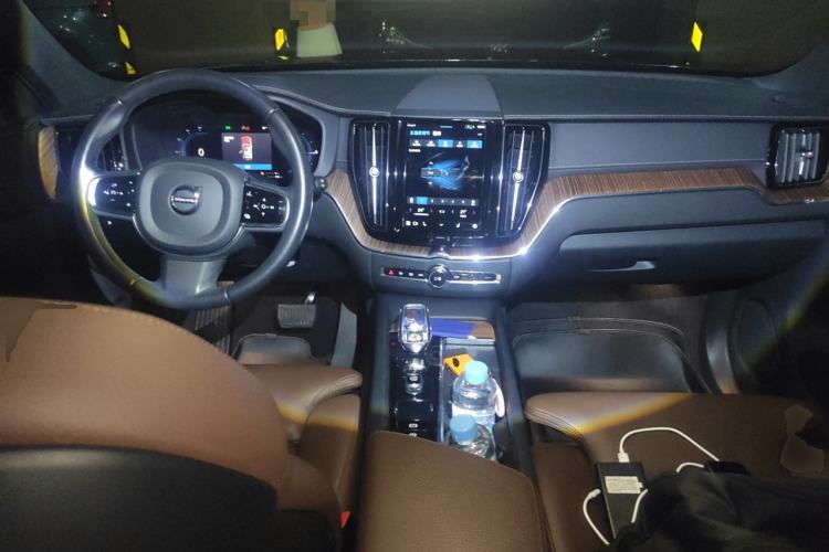 Used Volvo XC60 New Energy 2022 T8 Plug-in Hybrid Long-Range All-Wheel Drive Zhiyuan Luxury Edition Center Console