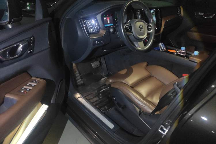 Used Volvo XC60 New Energy 2022 T8 Plug-in Hybrid Long-Range All-Wheel Drive Zhiyuan Luxury Edition Driver Seat