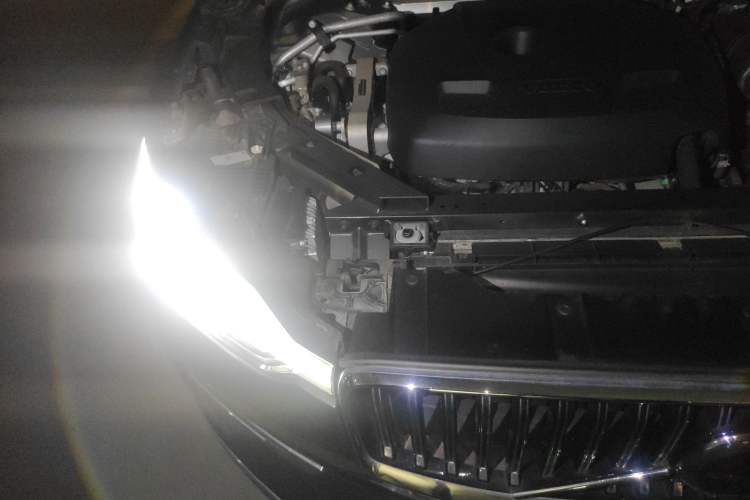 Used Volvo XC60 New Energy 2022 T8 Plug-in Hybrid Long-Range All-Wheel Drive Zhiyuan Luxury Edition Engine Bay Right