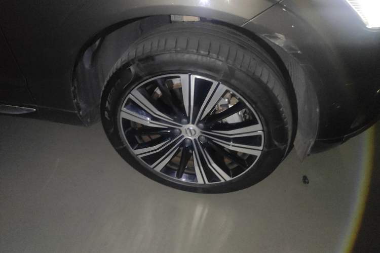 Used Volvo XC60 New Energy 2022 T8 Plug-in Hybrid Long-Range All-Wheel Drive Zhiyuan Luxury Edition Right Front Wheel Hub