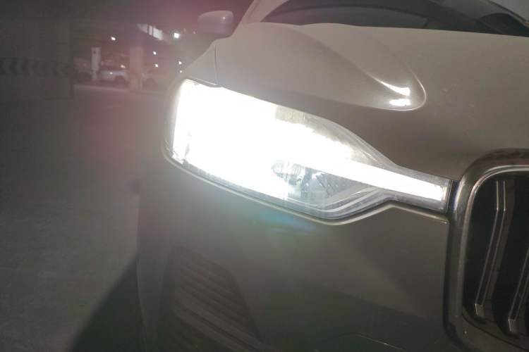 Used Volvo XC60 New Energy 2022 T8 Plug-in Hybrid All-Wheel Drive Smart Luxury Edition Right Front Headlight