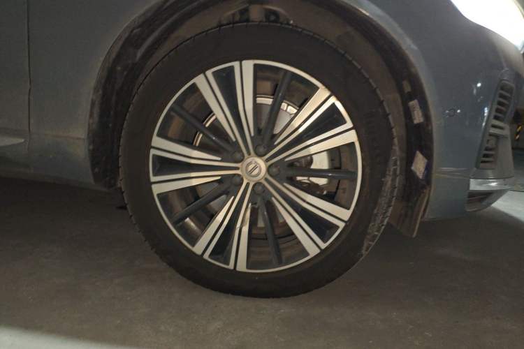 Used Volvo XC60 New Energy 2022 T8 Plug-in Hybrid All-Wheel Drive Smart Luxury Edition Right Front Wheel Hub
