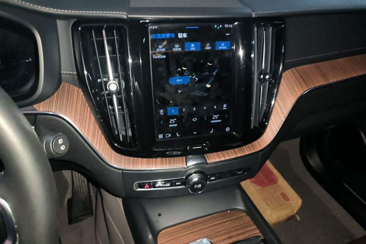 Used Volvo XC60 New Energy 2022 T8 Plug-in Hybrid All-Wheel Drive Smart Luxury Edition Audio And AC Panel
