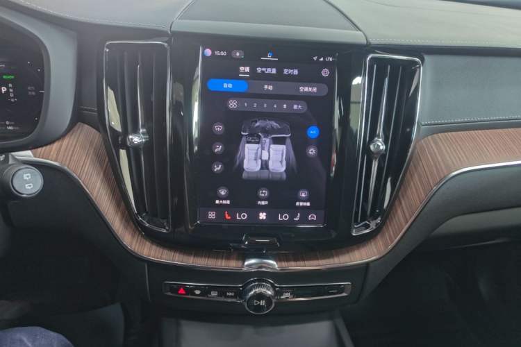 Used Volvo XC60 New Energy 2022 T8 Plug-in Hybrid All-Wheel Drive Smart Luxury Edition Audio And AC Panel