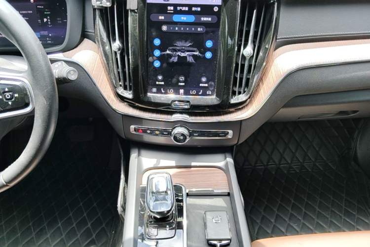 Used Volvo XC60 New Energy 2022 T8 Plug-in Hybrid All-Wheel Drive Smart Luxury Edition Audio And AC Panel