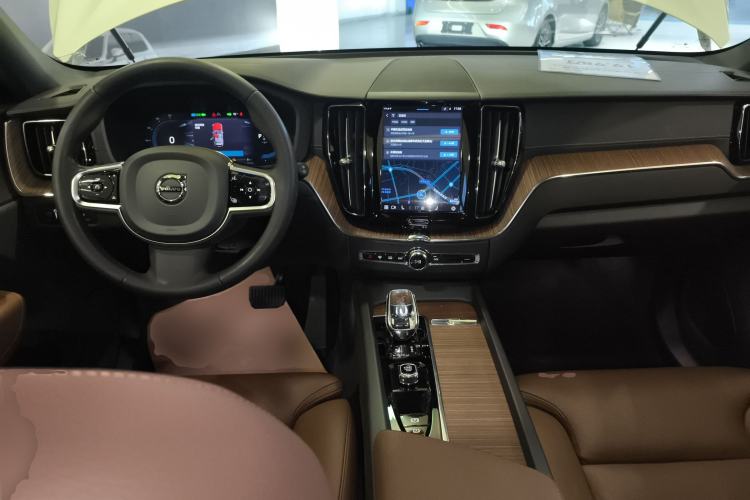 Used Volvo XC60 New Energy 2022 T8 Plug-in Hybrid Long-Range All-Wheel Drive Zhiyuan Luxury Edition Center Console